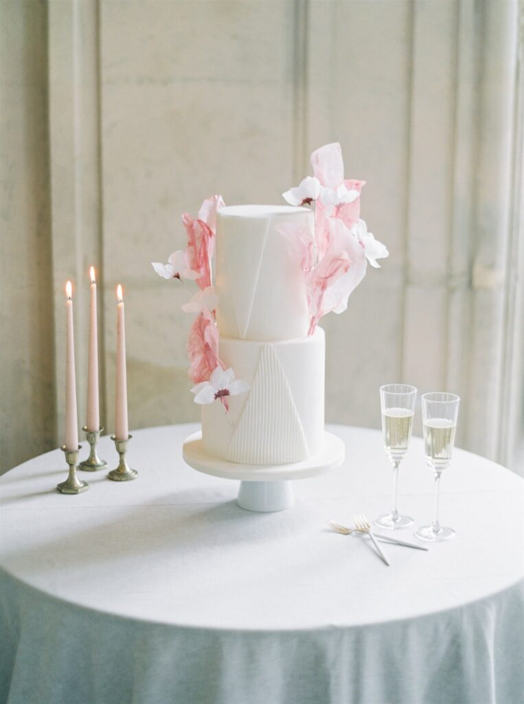 Modern linear wedding cake with pink flowers by Synies Cakes in Paris France 