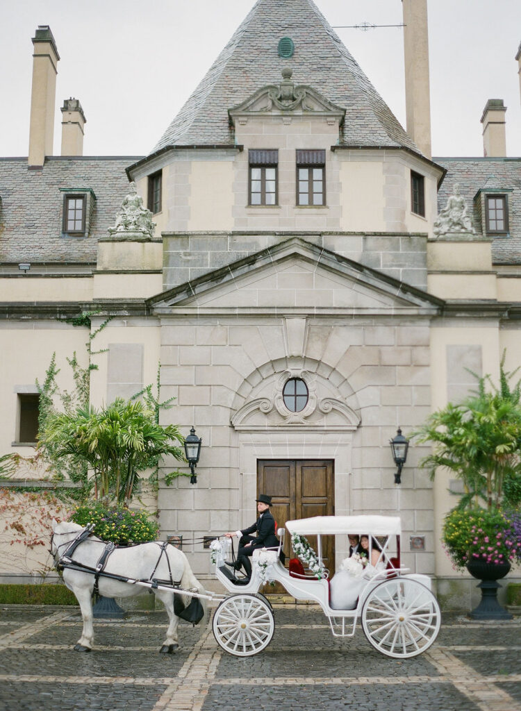 horse and carriage ride at oheka castle 
